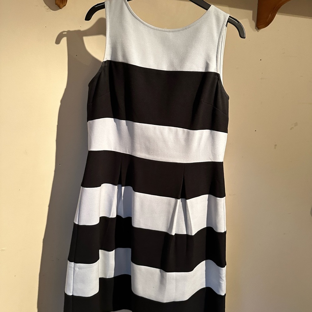 LOFT sky blue/black striped fit&flare women’s size 8 perfect for work/parties!